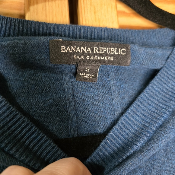 Banana Republic Women's Teal Silk Cashmere Crewneck Sweater, Size Small - Picture 2 of 4